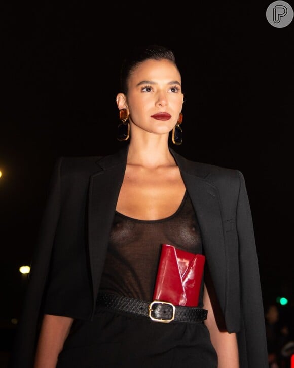Bruna Marquezine em Paris: atriz usou look elegante e com transparência nos seios