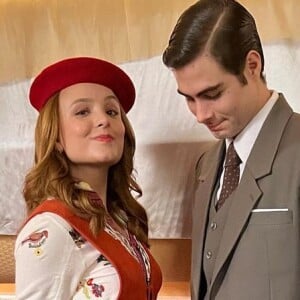 Larissa Manoela entregou truque para cenas com Rafael Vitti na novela 'Além da Ilusão'; web embarcou no clima de brincadeira: 'Agora ficou com 1,55!'