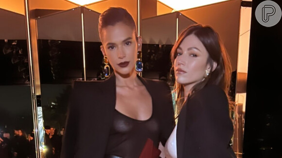 Bruna Marquezine encontra Úrsula Corberó em PFW e faz amizade com atriz espanhola, que ficou conhecida por interpretar Tóquio na série 'La Casa de Papel'