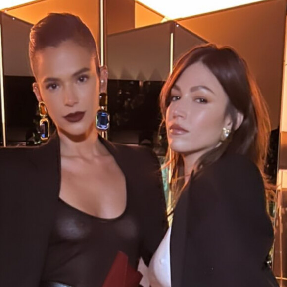 Bruna Marquezine encontra Úrsula Corberó em PFW e faz amizade com atriz espanhola, que ficou conhecida por interpretar Tóquio na série 'La Casa de Papel'