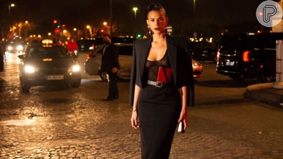 Bruna Marquezine prestigiou desfile da grife Yves Saint-Laurent usando uma blusa transparente