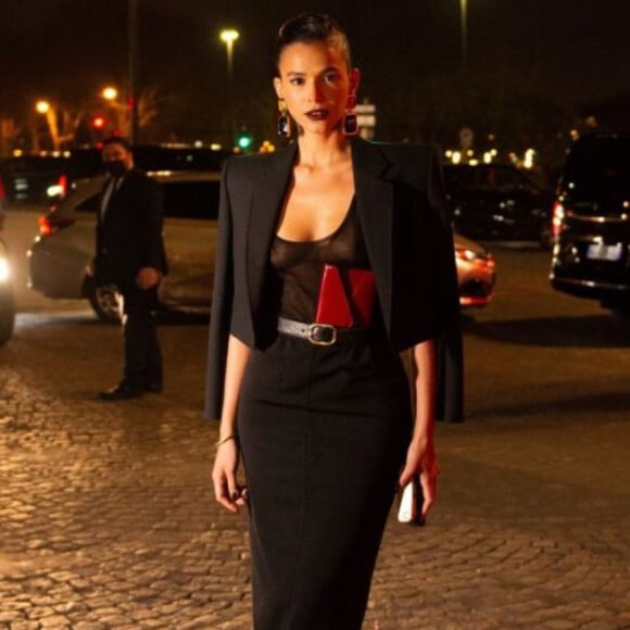 Bruna Marquezine prestigiou desfile da grife Yves Saint-Laurent usando uma blusa transparente