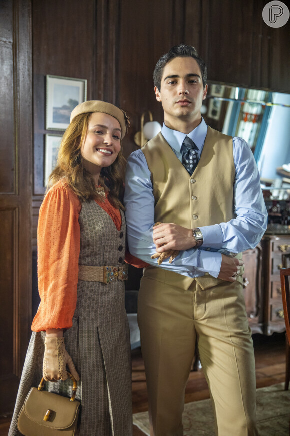 Joaquim (Danilo Mesquita) causa revolta na namorada, Isadora (Larissa Manoela), na novela 'Além da Ilusão' por demitir Felicidade (Carla Cristina Cardoso)