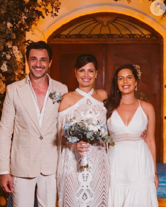 Emanuelle Araújo posa com a filha, Bruna, em seu casamento com Fernando Diniz