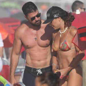 Biquíni pequeno e estampado de Juliana Paes atraiu olhares daqueles que escolheram a mesma praia