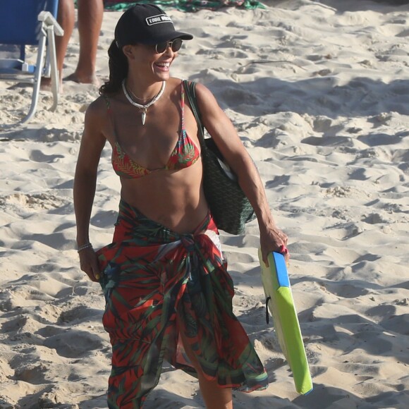Juliana Paes foi reconhecida por paparazzi em praia do Rio de Janeiro