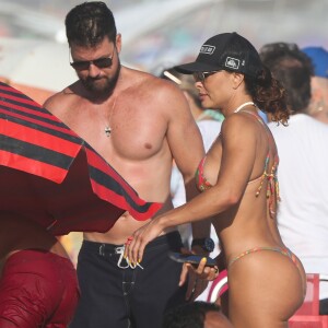 Corpo torneado de Juliana Paes chamou atenção em fotos da atriz de biquíni fio-dental