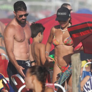 Juliana Paes curtiu praia carioca ao lado do marido
