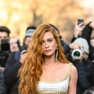 Marina Ruy Barbosa chamou atenção ao chegar no desfile da Giambattista Valli com look e acessórios da grife