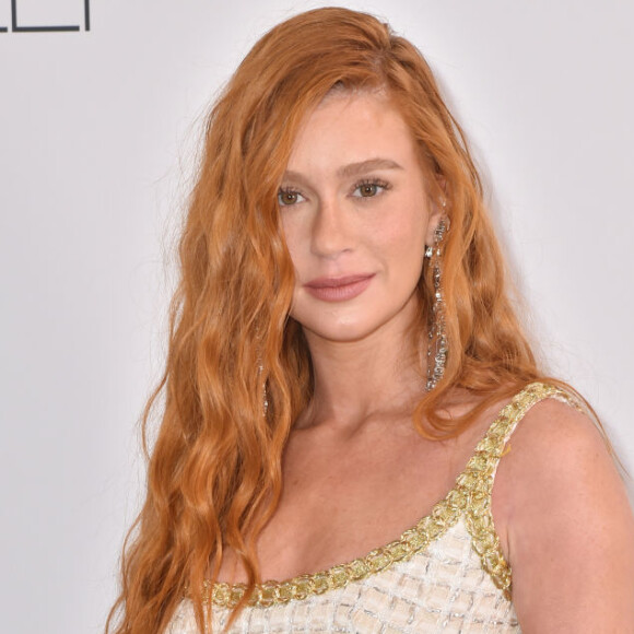 Marina Ruy Barbosa deixou a barriga de fora na Paris Fashion Week