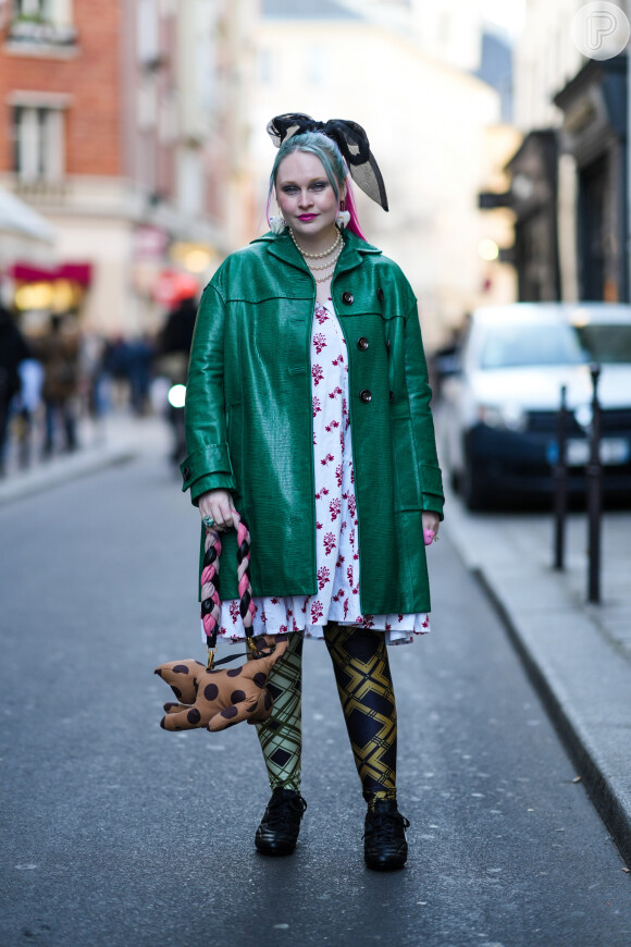 Look colorido com calça legging e vestido floral traz mix de estampas na Semana de Moda de Paris