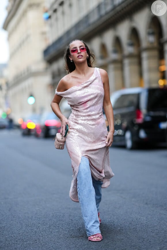 Vestido com brilho se contrapõe à jeans básico na Semana de Moda de Paris