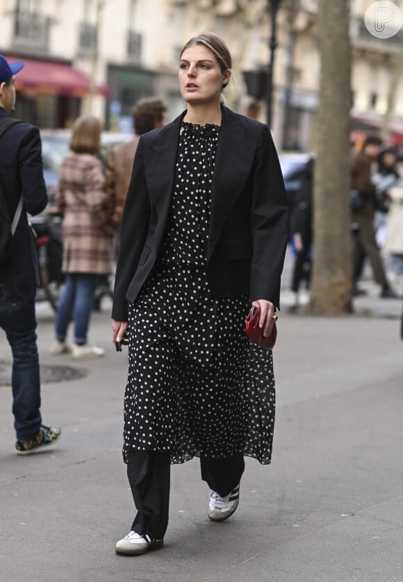 Vestido com poá em modelagem midi foi combinado à calça nesse look descolado da Paris Fashion Week
