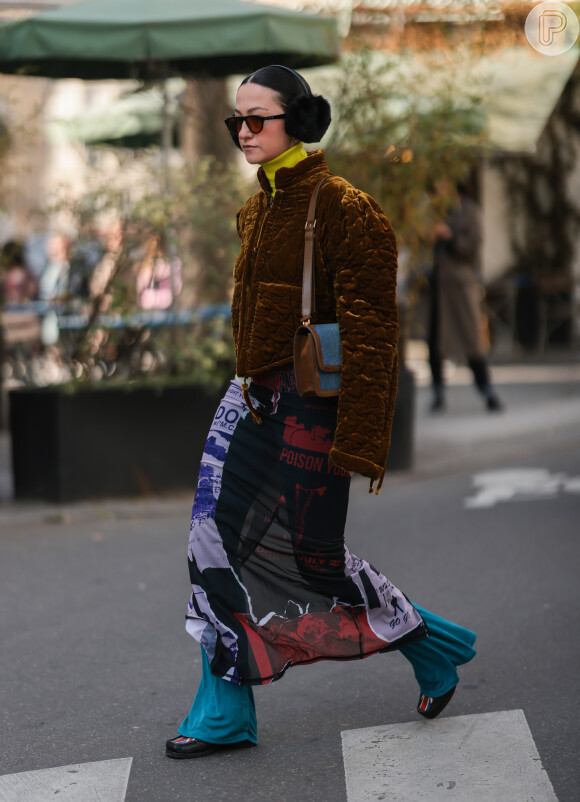 Calça e vestido em tecido fluido foram combinados nessa produção de convidada da Paris Fashion Week