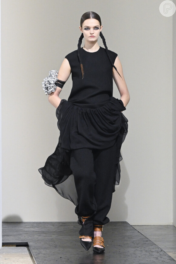 Look preto com vestido com calça se destaca na Semana de Moda de Paris