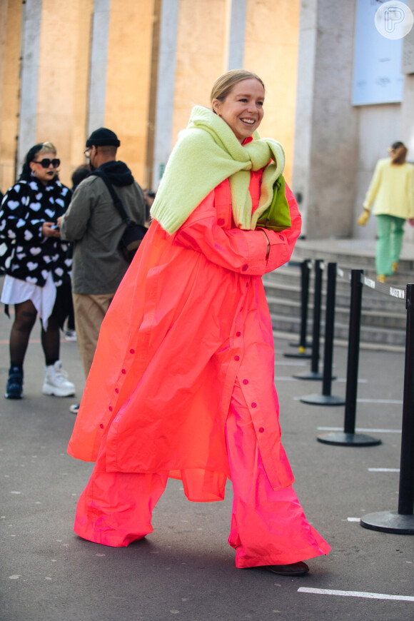 Look rosa com vestido e calça: essa combinação nada básica foi a aposta de convidada para desfile da Semana de Moda de Paris