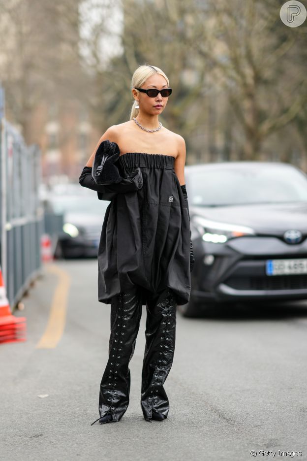 Look all black com vestido, calça e luvas: produção de convidada da Semana de Moda de Paris é descolada e sóbria