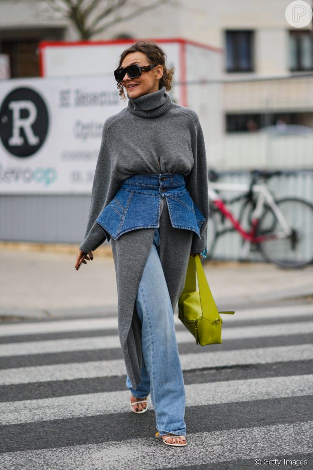 Calça jeans com vestido de gola rolê: esse mix deixou outfit descontraído na Semana de Moda de Paris