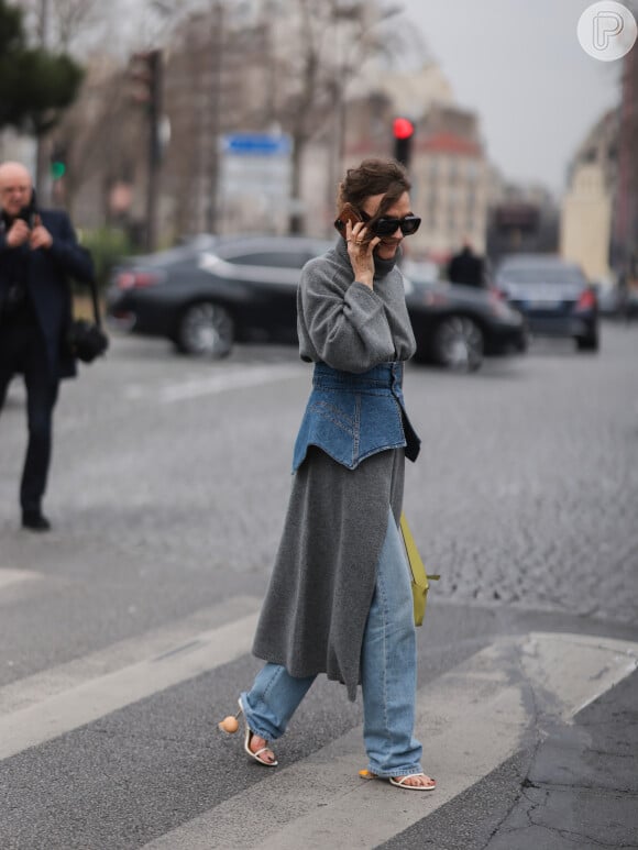 Jeans e tricô foram combinados neste outfit de streetstyle da Semana de Moda de Paris com vestido e calça.