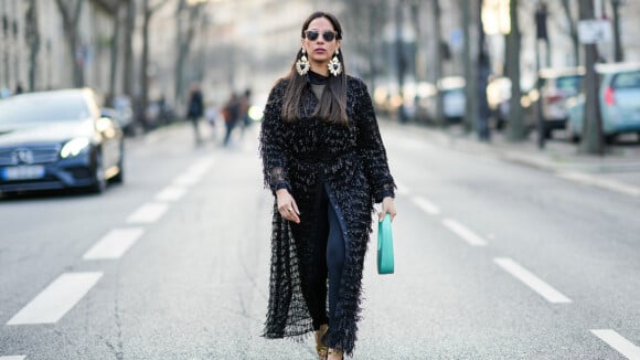 Vestido com calça: duo exótico domina outfits de street style e passarelas na Paris Fashion Week