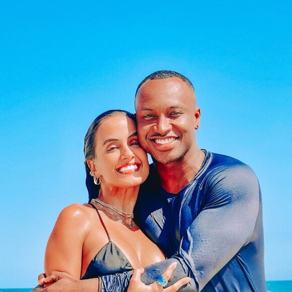 Carol Peixinho e Thiaguinho assumiram o romance em 25 de fevereiro