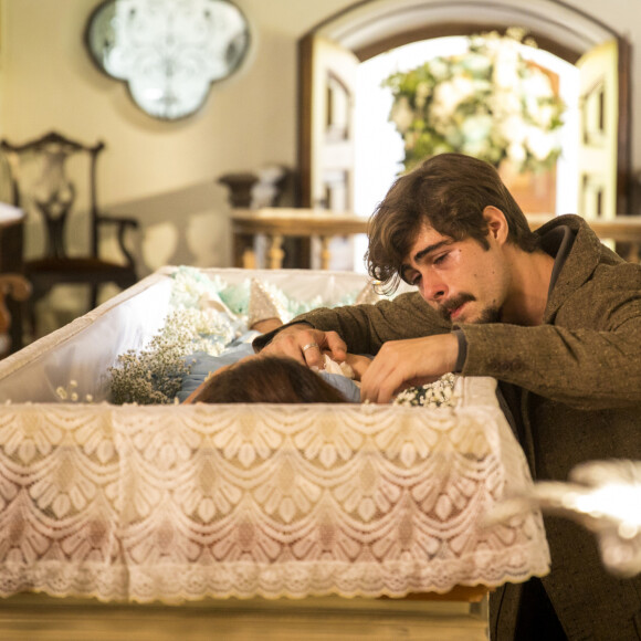 Matias (Antonio Calloni) afirma que Davi (Rafael Vitti) irá atrás dele após 'matar' Elisa (Larissa Manoela) na novela 'Além da Ilusão': 'O meu tesouro. A minha razão de viver'