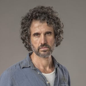 Matias (Antonio Calloni) descobre por Leônidas (Eriberto Leão) da fuga de Davi (Rafael Vitti) na novela 'Além da Ilusão': 'O senhor se acalme, doutor. Por que esse rapaz viria até a fazenda?'