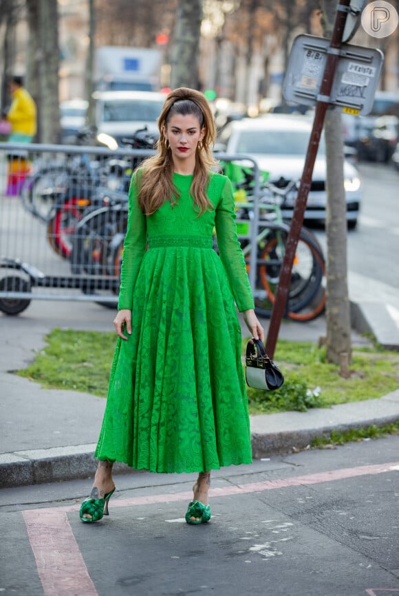 Vestido verde pode compôr um look romântico e cheio de personalidade