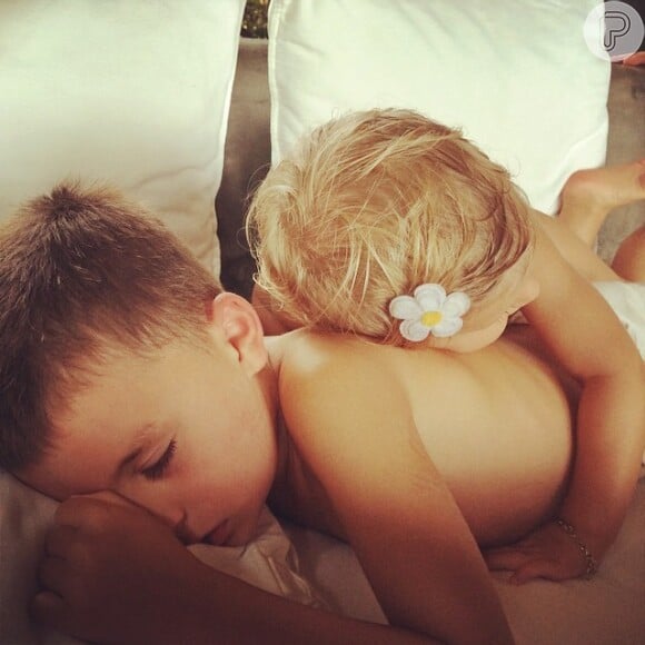 Gisele Bündchen postou foto da filha, Vivian, dormindo abraçada ao irmão, Benjamin