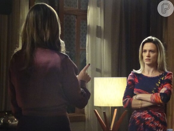 Carlota (Giulia Gam) se dispõe a ajudar Vitória (Bianca Bin) a realizar seu 'último desejo', caso ela desista de descobrir seu segredo, em 'Boogie Oogie', em 15 de dezembro de 2014