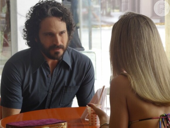 Paulo (Caco Ciocler) revela para Vitória (Bianca Bin) que pode ser seu pai biológico, em 'Boogie Oogie'