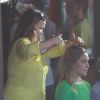 Fernanda Gentil recebe retoques de cabeleireira nos bastidores do 'Estrelas', com Angélica