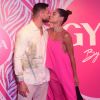 Mari Gonzalez e Jonas Sulzbach trocaram beijos na festa de lançamento da marca de roupas de Gkay