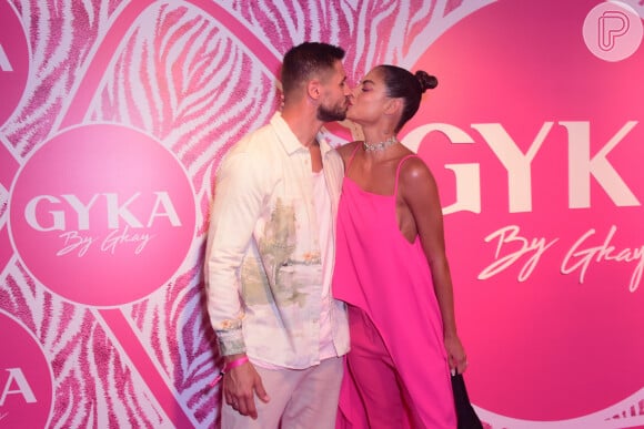 Mari Gonzalez e Jonas Sulzbach trocaram beijos na festa de lançamento da marca de roupas de Gkay