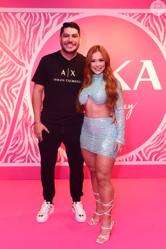 Mirela Janis e o namorado, Yugnir Ângelo, prestigiaram a festa de lançamento da marca de roupas de Gkay