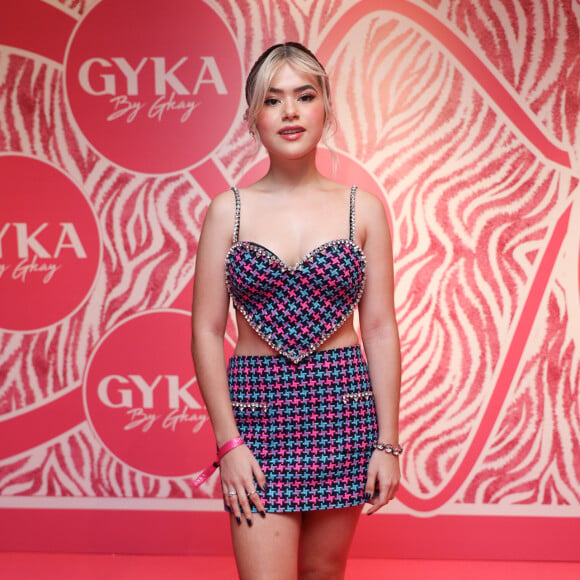 Maisa Silva deixou parte da barriga à mostra em look na festa de Gkay