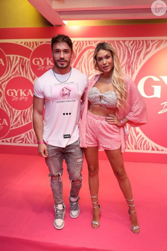 Sarah Andrade e Lucas Viana posaram para fotos na festa de lançamento da marca de roupas de Gkay