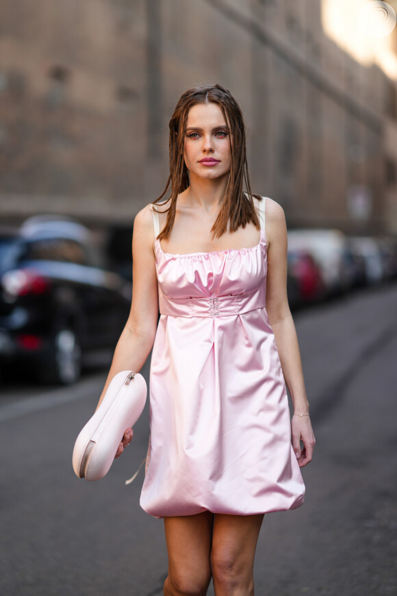 Vestido em rosa pastel com cintura marcada com efeito corset está em alta na moda