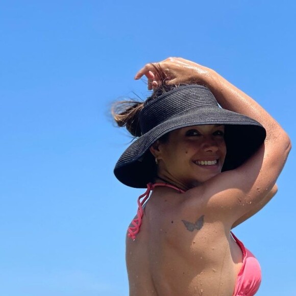 De biquíni, Thais Fersoza falou sobre tatuagem: 'Representa bastante pra mim'