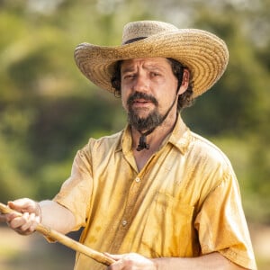 Quim (Chico Teixeira) é o amigo de Tião (Fabio Neppo) e funcionário de José Leôncio (Renato Goes), a quem apoia após o sumiço de Joventino (Irandhir Santos), na novela 'Pantanal'