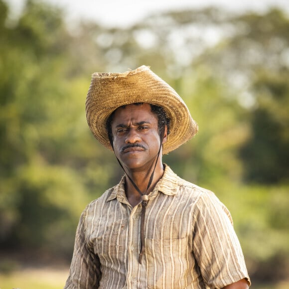 Tião (Fabio Neppo) é o peão de confiança dos patrões e amigo de Quim (Chico Teixeira), na novela 'Pantanal'