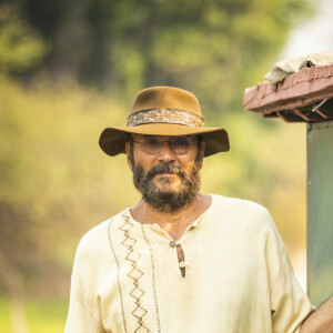 Eugênio (Almir Sater) é o chalaneiro que assim como Trindade (Gabriel Sater) e o Velho do Rio (Osmar Prado) é um ser mítico e protetor, na novela 'Pantanal'