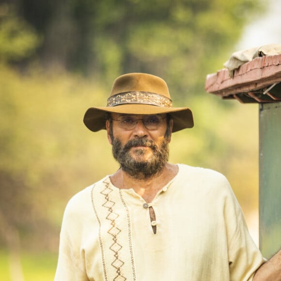 Eugênio (Almir Sater) é o chalaneiro que assim como Trindade (Gabriel Sater) e o Velho do Rio (Osmar Prado) é um ser mítico e protetor, na novela 'Pantanal'