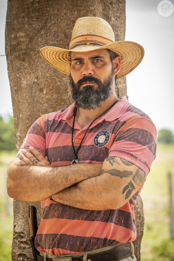 Alcides (Juliano Cazarré) é o capataz de Tenório (Murilo Benício) que vai se apaixonar por Maria (Isabel Teixeira) e Guta (Julia Dalavia), na novela 'Pantanal'