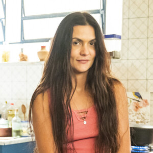 Zefa (Paula Barbosa) ama cozinhar e cuidar do que não lhe diz respeito, na novela 'Pantanal'