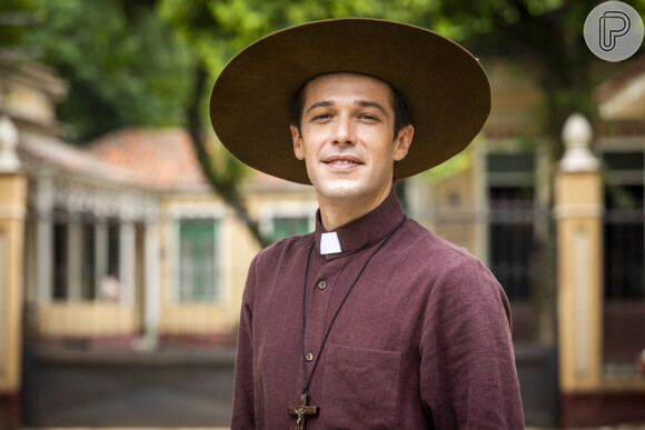 Olívia (Debora Ozório) elogia a fala do padre Tenório (Jayme Matarazzo) durante missa na novela 'Além da Ilusão'