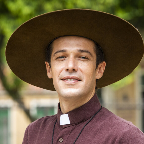 Olívia (Debora Ozório) elogia a fala do padre Tenório (Jayme Matarazzo) durante missa na novela 'Além da Ilusão'