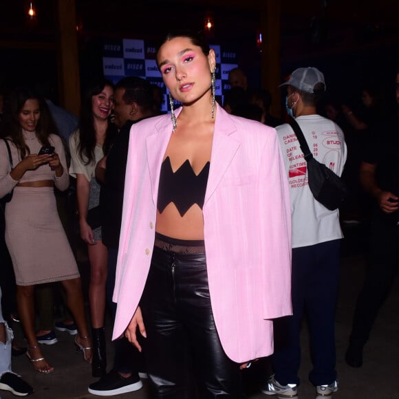 O cropped foi usado por Sasha Meneghel com um blazer oversized em rosa pastel