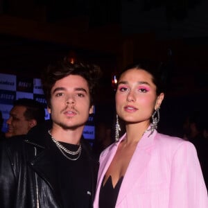 Sasha Meneghel e o marido, João Figueiredo, foram a festa fashion em São Paulo