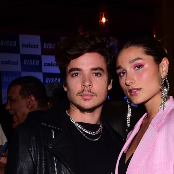 Sasha Meneghel e o marido, João Figueiredo, foram com looks estilosos para festa em SP